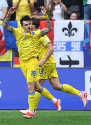 (240621) -- DUSSELDORF, June 21, 2024 -- Mykola Shaparenko (L) of Ukraine celebrates after scoring during the UEFA EURO, EM, Europameisterschaft,Fussball 2024 Group E match between Slovakia and Ukraine in Dusseldorf, Germany, on June 21, 2024. ) (SP)GERMANY-DUSSELDORF-FOOTBALL-EURO 2024-SLOVAKIA VS UKRAINE PanxYulong 