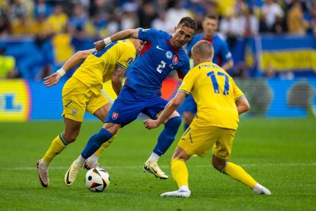 Slovakia v Ukraine: Group E - UEFA EURO, EM, Europameisterschaft,Fussball 2024 Peter Pekarik of Slovakia is battling for possession with Mykhailo Mudryk and Oleksandr Zinchenko of Ukraine during the UEFA EURO 2024 group stage match between Slovakia and Ukraine at Dusseldorf Arena on June 21, 2024 in Dusseldorf, Germany. Duesseldorf Germany  Copyright: xHeshamxElsherifx originalFilename:elsherif-notitle240621_np5mG.jpg