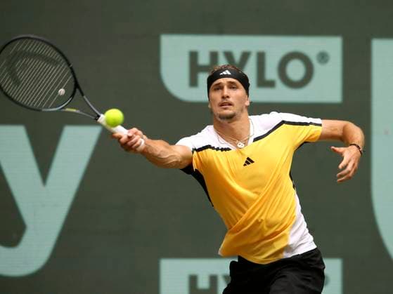photo Alexander ZVEREV GER in a hard-fought quarter-final against Frenchman Arthur FILS Tennis Tournament Terra Wortmann Cup at Gerry Weber Sportpark OWL Arena in Halle Westfalen Fri 21 06 2024