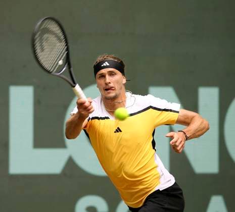 photo Alexander ZVEREV GER in a hard-fought quarter-final against Frenchman Arthur FILS Tennis Tournament Terra Wortmann Cup at Gerry Weber Sportpark OWL Arena in Halle Westfalen Fri 21 06 2024