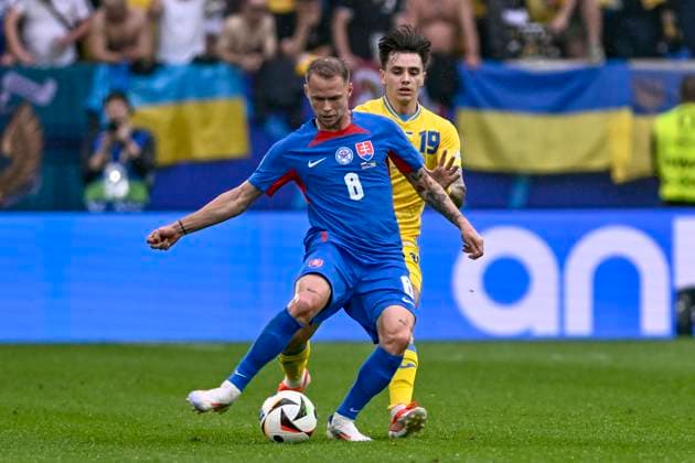 from left in duel Ondrej Duda 8 Slovakia Mykola Shaparenko 19 Ukraine 21 06 2024 European Football Championship in Germany Slovakiai vs Ukraine, Merkur Spiel Arena, Duesseldorf, NRW Germany Copyright: xpepphotox xHorstxMauelshagenx pep00321, pep_20240621_hm