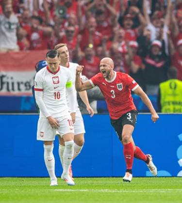 Football, Men, Season 2023 24, Euro 2024 Group D 2 Matchday in Berlin, Poland Austria, f l Piotr Zielinski Poland , Gernot Trauner Austria , Cheering after goal to 0 1, 21 06 2024, Copyright: xSebastianxRäppold MatthiasxKochx