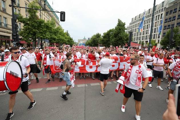 BERLIN 21.06.2024 MECZ II RUNDA GRUPA D MISTRZOSTW EUROPY 2024: POLSKA - AUSTRIA --- FIRST ROUND GROUP D UEFA EURO, EM, Europameisterschaft,Fussball 2024 MATCH: POLAND - AUSTRIA KIBICE POLSKI NA ULICACH BERLINA FOT. PIOTR KUCZA FOTOPYK NEWSPIX.PL --- Newspix.pl  240621PYK0003
