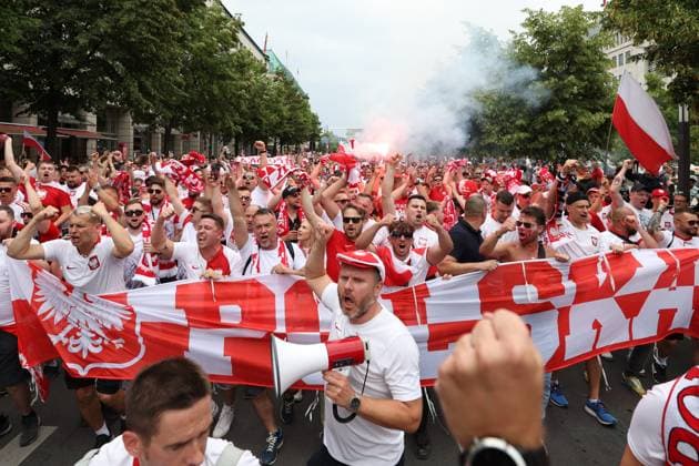 Sport Bilder des Tages BERLIN 21.06.2024 MECZ II RUNDA GRUPA D MISTRZOSTW EUROPY 2024: POLSKA - AUSTRIA --- FIRST ROUND GROUP D UEFA EURO, EM, Europameisterschaft,Fussball 2024 MATCH: POLAND - AUSTRIA KIBICE POLSKI NA ULICACH BERLINA FOT. PIOTR KUCZA FOTOPYK NEWSPIX.PL --- Newspix.pl  240621PYK0007