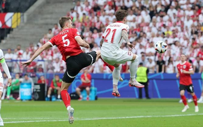 Stefan Posch, Nicola Zalewski duel match scene Action Sport Football Soccer European Championship Euro 2024 European Championship Men Season 2023 2024 21 06 2024 Poland POL vs Austria AUT in Berlin DFL regulations prohibit any use of photographs as image sequences and or quasi video