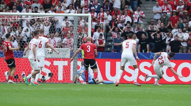re Krzysztof Piatek scores the goal to equalize the score at 1 1 Sport Football Soccer European Championship Euro 2024 European Championship Men Season 2023 2024 21 06 2024 Poland POL vs Austria AUT in Berlin DFL regulations prohibit any use of photographs as image sequences and or quasi video