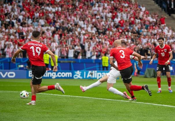 Football, Men, Season 2023 24, Euro 2024 Group D 2 Matchday in Berlin, Poland Austria, Krzysztof Piatek Poland scores the goal for 1 1 against Christoph Baumgartner Austria and Gernot Trauner Austria , 21 06 2024, Copyright: xSebastianxRäppold MatthiasxKochx