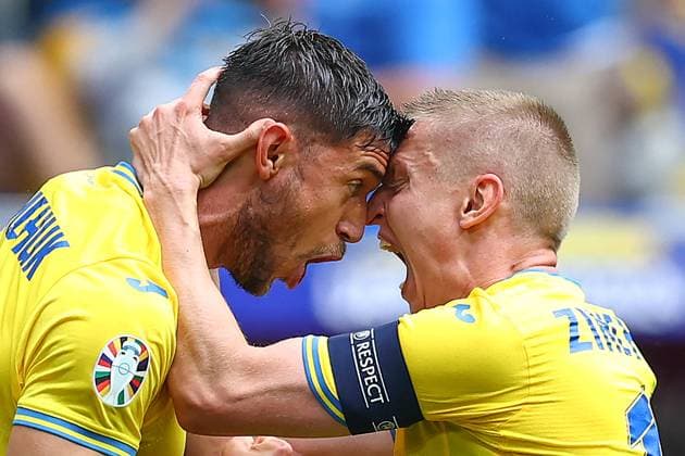 Slowakei - Ukraine 21. Juni 2024, Düsseldorf UEFA EURO Gruppe E Slowakei - Ukraine Roman Yaremchuk (Ukraine) feiert seinen zweiten Treffer mit Oleksandr Zinchenko Foto Charlotte Wilson Abseits Düsseldorf Deutschland  Copyright: xCharlottexWilsonx xOffsidexOffside