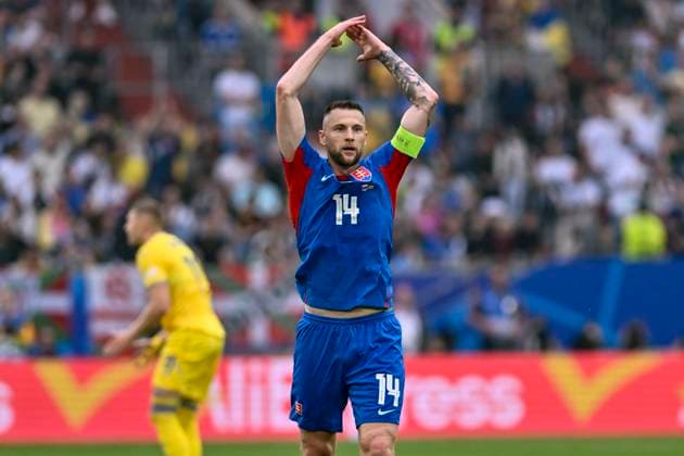 Milan Skriniar 14 Slovakia encourages Slovakian fans to cheer more 21 06 2024 European Football Championship in Germany Slovakiai vs Ukraine, Merkur Spiel Arena, Duesseldorf, NRW Germany Copyright: xpepphotox xHorstxMauelshagenx pep00321, pep_20240621_hm