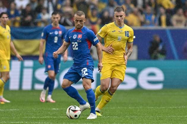 v li fighting for the ball Stanislav Lobotka 22 Slovakia Volodymyr Brazhko 18 Ukraine 21 06 2024 European Football Championship in Germany Slovakiai vs Ukraine, Merkur Spiel Arena, Duesseldorf, NRW Germany Copyright: xpepphotox xHorstxMauelshagenx pep00321, pep_20240621_hm