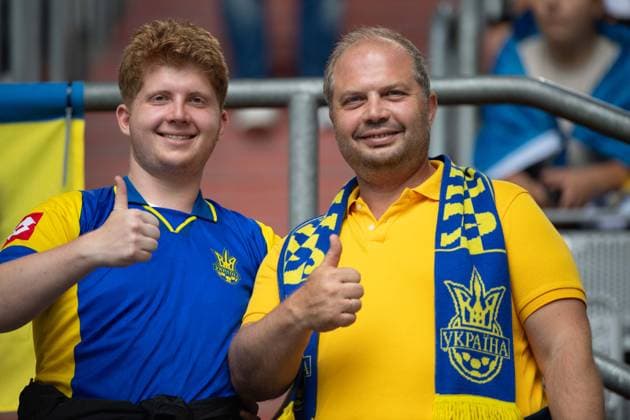 Ukrainian fans, general, feature, border motif, symbol photo group stage group E Slovakia SVK Ukraine UKR 1 2 on 21 06 2024 Arena Duesseldorf, Duesseldorf Arena, Football UEFA EURO 2024 GERMANY from 14 06 2024 14 07 2024 Â