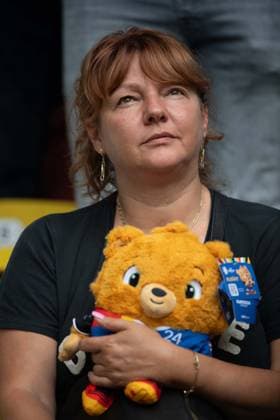 female fan with mascot ALBAERT, Albärt, group stage group E Slovakia SVK Ukraine UKR 1 2 on 21 06 2024 Arena Duesseldorf, Duesseldorf Arena, Football UEFA EURO 2024 GERMANY from 14 06 2024 14 07 2024 Â