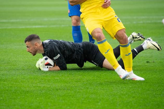 Goalkeeper Martin DUBRAVKA SVK action, individual action, group stage group E Slovakia SVK Ukraine UKR 1 2 on 21 06 2024 Arena Duesseldorf, Duesseldorf Arena, Football UEFA EURO 2024 GERMANY from 14 06 2024 14 07 2024 Â