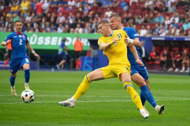 Dovbyk Artem DOVBYK UKR vs Denis VAVRO SVK action, duel, group stage group E Slovakia SVK Ukraine UKR 1 2 on 21 06 2024 Arena Duesseldorf, Duesseldorf Arena, Football UEFA EURO 2024 GERMANY from 14 06 2024 14 07 2024 Â