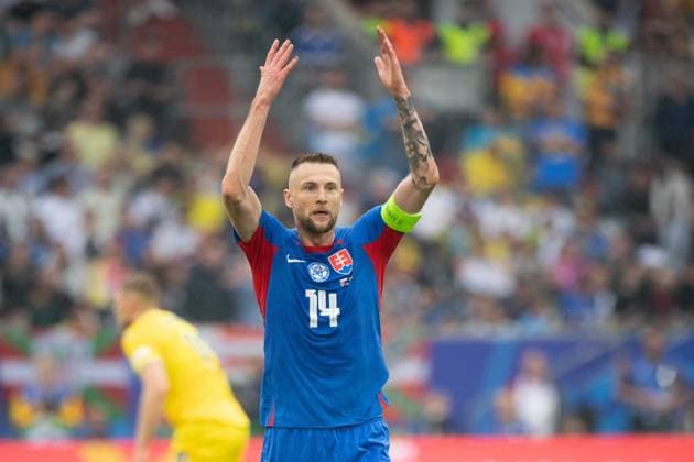 Milan SKRINIAR SVK cheers on the spectators, general, feature, border motif, symbol photo group stage group E Slovakia SVK Ukraine UKR 1 2 on 21 06 2024 Arena Duesseldorf, Duesseldorf Arena, Football UEFA EURO 2024 GERMANY from 14 06 2024 14 07 2024 Â