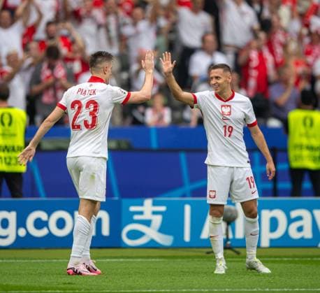 Football, Men, Season 2023 24, Euro 2024 Group D 2 Matchday in Berlin, Poland Austria, f l Krzysztof Piatek Poland , Przemyslaw Frankowski Poland , Cheering after goal to 1 1, 21 06 2024, Copyright: xSebastianxRäppold MatthiasxKochx