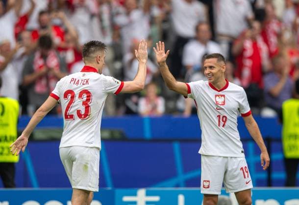 Football, Men, Season 2023 24, Euro 2024 Group D 2 Matchday in Berlin, Poland Austria, f l Krzysztof Piatek Poland , Przemyslaw Frankowski Poland , Cheering after goal to 1 1, 21 06 2024, Copyright: xSebastianxRäppold MatthiasxKochx