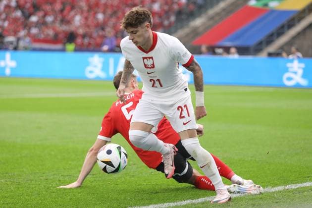 Berlin, Germany, 21 06 2024 Olympiastadion European Championship 2024 soccer, Group C, Poland Austria Stefan Posch 5, Austria national team tackles Nicola Zalewski 21, Poland national team, who has the ball Copyright: xdtsxNachrichtenagenturx dts_41118