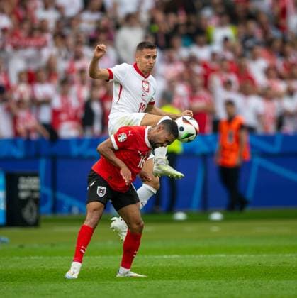 Football, Men, Season 2023 24, Euro 2024 Group D 2 Matchday in Berlin, Poland Austria, v l Phillipp Mwene Austria , Przemyslaw Frankowski Poland , 21 06 2024, Copyright: xSebastianxRäppold MatthiasxKochx
