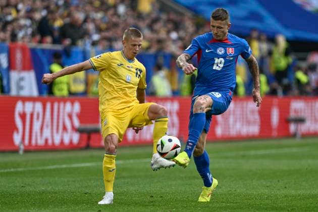 from left in duel Oleksandr Zinchenko 17 Ukraine Juraj Kucka 19 Slovakia 21 06 2024 European Football Championship in Germany Slovakiai vs Ukraine, Merkur Spiel Arena, Duesseldorf, NRW Germany Copyright: xpepphotox xHorstxMauelshagenx pep00321, pep_20240621_hm