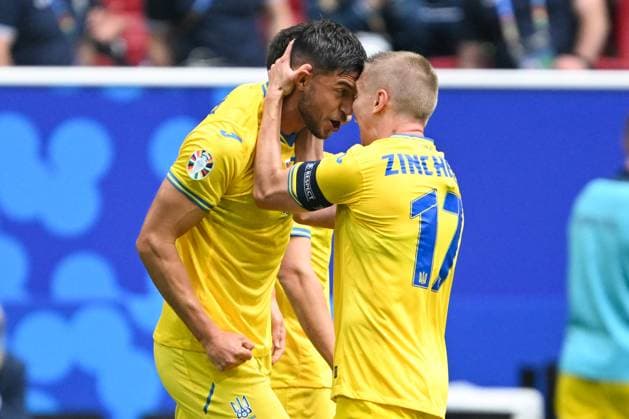 EM 2024 Slovakia Ukraine on 21 06 2024 in the Merkur Spiel Arena in Düsseldorf Cheering, goal celebration, goal scorer Roman Yaremchuk UKR cheers after his goal to 1 2 with Oleksandr Zinchenko UKR MT