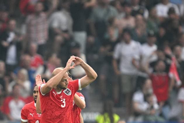 Germany Soccer Euro 2024 Poland - Austria 8713514 21.06.2024 Austria s Gernot Trauner forms the shape of a heart with his hands after scoring his team s first goal during the UEFA EURO, EM, Europameisterschaft,Fussball 2024 Group D soccer match between Poland and Austria at the Olympiastadion in Berlin, Germany. Alexey Filippov Sputnik Berlin Germany  Copyright: xAlexeyxFilippovx