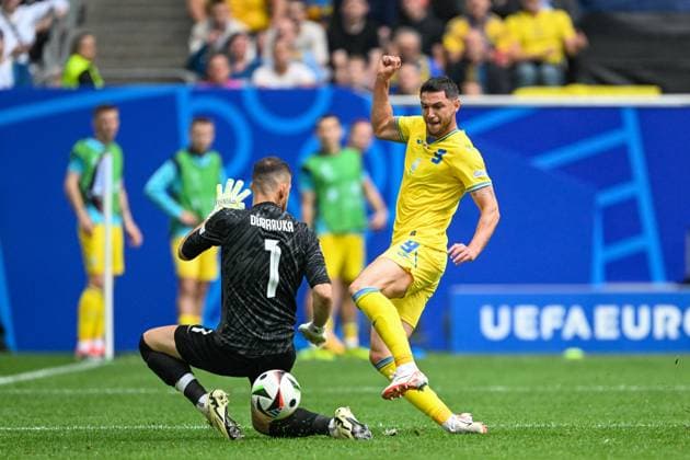 Euro 2024 Slovakia Ukraine on 21 06 2024 in the Merkur Spiel Arena in Düsseldorf Goal to 1 2 Goal scorer Roman Yaremchuk UKR with the goal to 1 2 against goalkeeper Martin Dubravka SVK MT