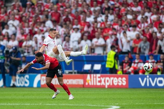 UEFA EURO 2024 Poland Austria 21 06 2024 Philipp Mwene Austria, 16 , Przemyslaw Frankowski Poland, 19 UEFA EURO 2024 Poland Austria Olympiastadion, Berlin 21 06 2024 Copyright: xBEAUTIFULxSPORTS Buriakovx