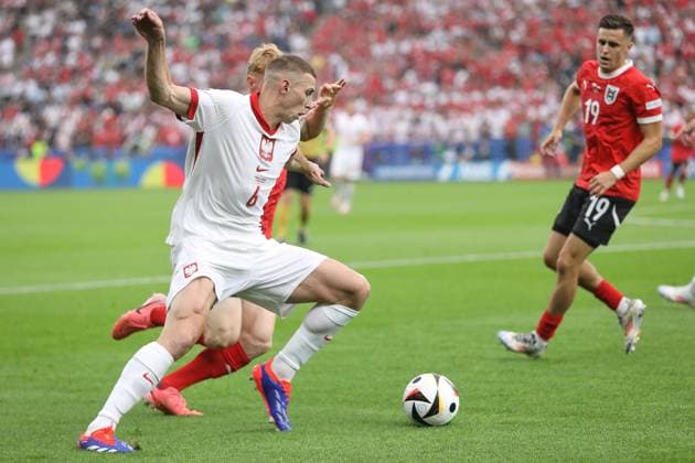 Berlin, Germany, 21 06 2024 Olympiastadion European Football Championship 2024, Group D, Poland Austria Jakub Piotrowski 6, Poland in a duel with Nicolas Seiwald 6, Austria Christoph Baumgartner 19, Austria looks on Copyright: xdtsxNachrichtenagenturx dts_41121