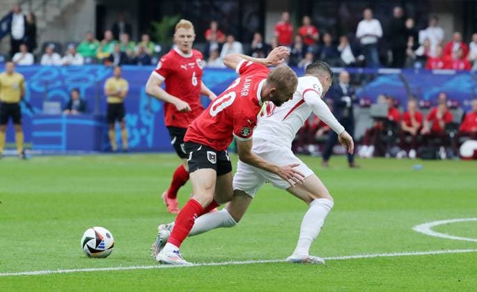 Konrad Laimer in a duel with Piotr Zielinski Sport Football Soccer European Championship Euro 2024 European Championship Men Season 2023 2024 21 06 2024 Poland POL vs Austria AUT in Berlin DFL regulations prohibit any use of photographs as image sequences and or quasi video