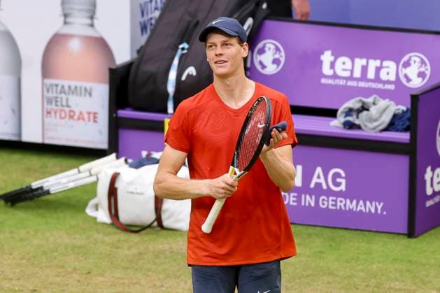 Jannik Sinner Italy celebrates his victory and the associated entry into the semi-finals, TERRA WORTMANN Open 2024, Jannik Sinner vs Jan Lennard Struff, Gerry Weber Stadium, 21 06 2024, Halle, Germany