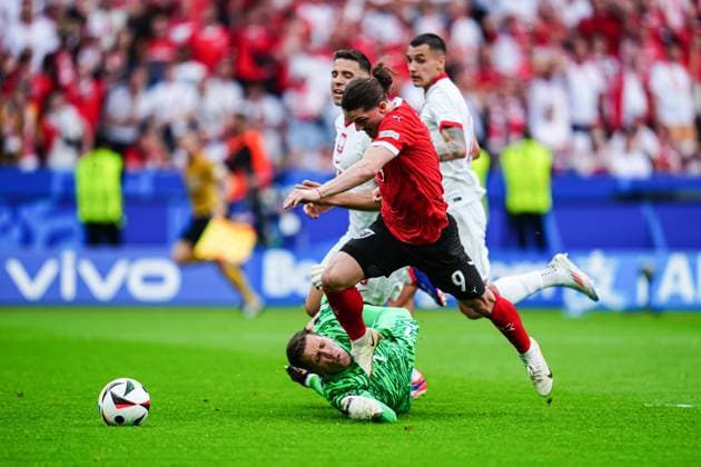 Foul Wojciech Szczesny Poland, 01 on Marcel Sabitzer Austria, 09 , Penalty kick GER, Poland vs Austria, European Football Championship, UEFA Euro 2024, Matchday 2, 21 06 2024 GER, Poland vs Austria, European Football Championship, UEFA Euro 2024, Matchday 2, 21 06 2024 Berlin Copyright: xEibner-Pressefoto MarcelxvonxFehrnx EP_MFN