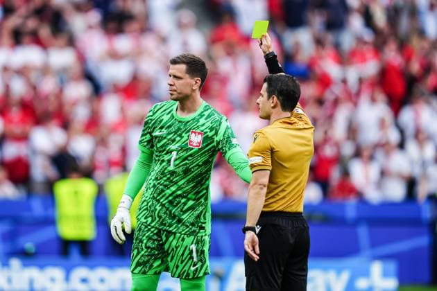 Yellow card Wojciech Szczesny Poland, 01 after foul on Marcel Sabitzer Austria, 09 , Penalty kick GER, Poland vs Austria, European Football Championship, UEFA Euro 2024, Matchday 2, 21 06 2024 GER, Poland vs Austria, European Football Championship, UEFA Euro 2024, Matchday 2, 21 06 2024 Berlin Copyright: xEibner-Pressefoto MarcelxvonxFehrnx EP_MFN
