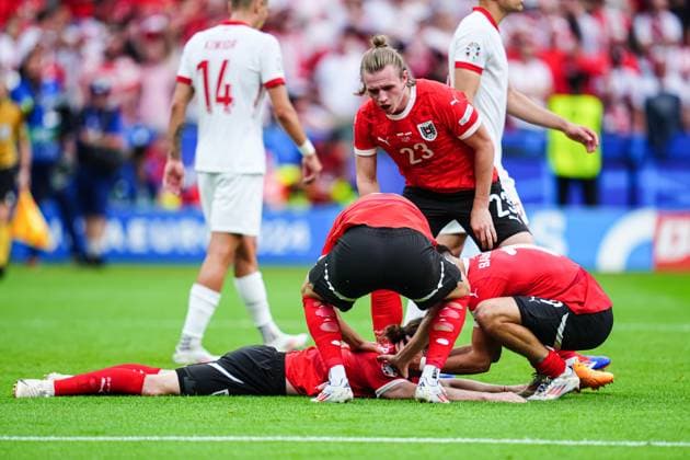 Teammates celebrate Marcel Sabitzer Austria, 09 GER, Poland vs Austria, European Football Championship, UEFA Euro 2024, Matchday 2, 21 06 2024 GER, Poland vs Austria, European Football Championship, UEFA Euro 2024, Matchday 2, 21 06 2024 Berlin Copyright: xEibner-Pressefoto MarcelxvonxFehrnx EP_MFN