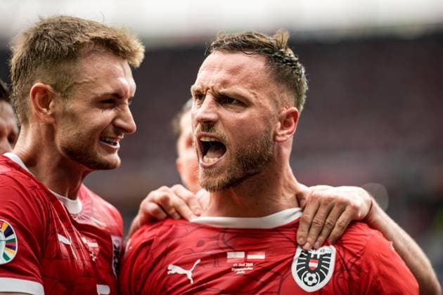 Sport Bilder des Tages SOCCER - UEFA EURO, EM, Europameisterschaft,Fussball 2024 BERLIN,GERMANY,21.JUN.24 - UEFA EURO 2024, group stage, Austria vs Poland. Image shows the rejoicing of Stefan Posch and Marko Arnautovic (AUT).  GEPAxpictures xJohannesxFriedl