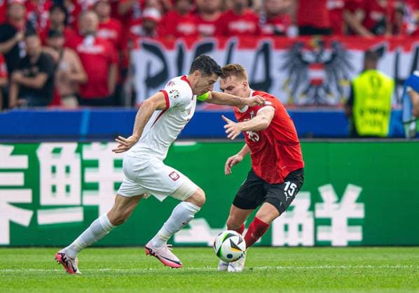 Football, Men, Season 2023 24, Euro 2024 Group D 2 Matchday in Berlin, Poland Austria, f l Robert Lewandowski Poland , Philipp Lienhart Austria , 21 06 2024, Copyright: xSebastianxRäppold MatthiasxKochx