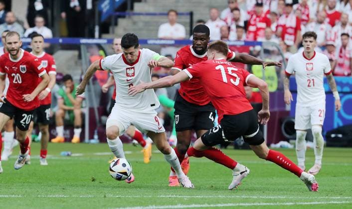 Robert Lewandowski in a duel with Philipp Lienhart Sport Football Soccer European Championship Euro 2024 European Championship Men Season 2023 2024 21 06 2024 Poland POL vs Austria AUT in Berlin DFL regulations prohibit any use of photographs as image sequences and or quasi video
