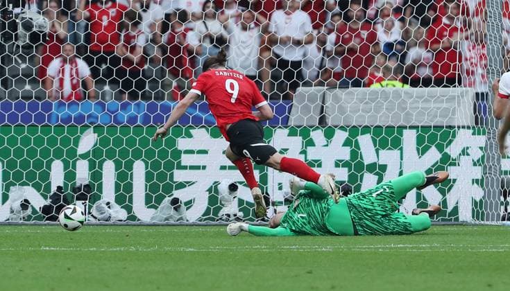 Goalkeeper Wojciech Szczesny foul on Marcel Sabitzer duel Match scene Action Sport Football European Football Championship Euro 2024 European Championship Men Season 2023 2024 21 06 2024 Poland POL vs Austria AUT in Berlin DFL regulations prohibit any use of photographs as image sequences and or quasi video