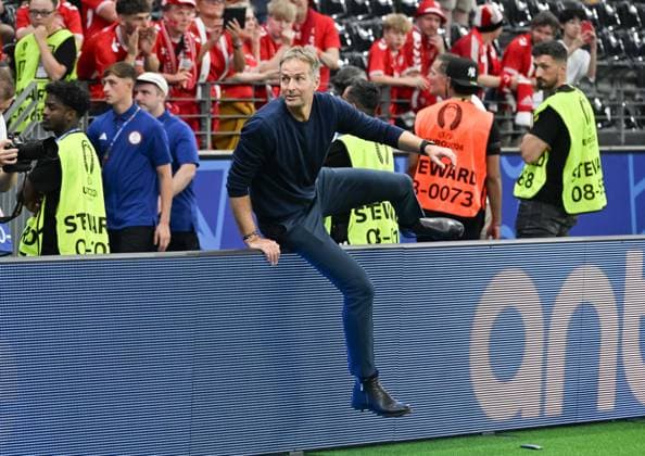 20 06 2024, xsltx, Football EM 2024, Denmark England emspor, v l Kasper Hjulmand coach national team Denmark DFL DFB REGULATIONS PROHIBIT ANY USE OF PHOTOGRAPHS as IMAGE SEQUENCES and or QUASI VIDEO Frankfurt am Main