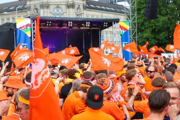Leipzig Over 20,000 people Dutch fan march from the city center to the stadium 21 06 2024 from 4 pm Leipzig city area Photographer EHL Media Before the second European Championship match in Leipzig between France and the Netherlands, over 20,000 Dutch people formed a fan march between Leipzigs Wilhelm Leuschner Platz and the stadium The atmosphere remained peaceful but exuberant At 9 pm the match begins The police are on duty with around 2,000 police officers from Saxony, other federal states as well as from France and the Netherlands Some pyrotechnics were registered Leipzig Saxony Germany Copyright: xEHLxMedia BjörnxStachx 240621_em-niederlande-frankreich-fanzug_1