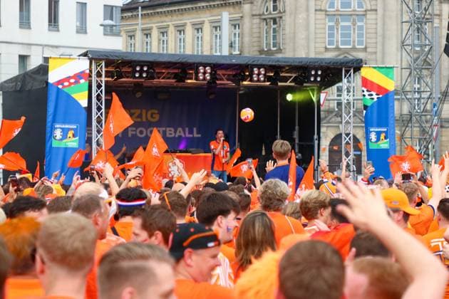 Leipzig Over 20,000 people Dutch fan march from the city center to the stadium 21 06 2024 from 4 pm Leipzig city area Photographer EHL Media Before the second European Championship match in Leipzig between France and the Netherlands, over 20,000 Dutch people formed a fan march between Leipzigs Wilhelm Leuschner Platz and the stadium The atmosphere remained peaceful but exuberant At 9 pm the match begins The police are on duty with around 2,000 police officers from Saxony, other federal states as well as from France and the Netherlands Some pyrotechnics were registered Leipzig Saxony Germany Copyright: xEHLxMedia BjörnxStachx 240621_em-niederlande-frankreich-fanzug_2