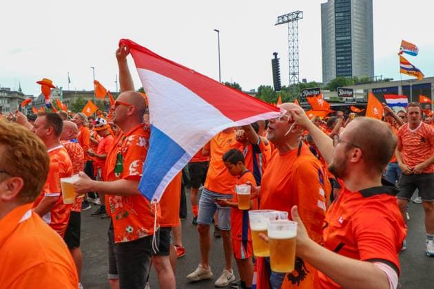Leipzig Over 20,000 people Dutch fan march from the city center to the stadium 21 06 2024 from 4 pm Leipzig city area Photographer EHL Media Before the second European Championship match in Leipzig between France and the Netherlands, over 20,000 Dutch people formed a fan march between Leipzigs Wilhelm Leuschner Platz and the stadium The atmosphere remained peaceful but exuberant At 9 pm the match begins The police are on duty with around 2,000 police officers from Saxony, other federal states as well as from France and the Netherlands Some pyrotechnics were registered Leipzig Saxony Germany Copyright: xEHLxMedia BjörnxStachx 240621_em-niederlande-frankreich-fanzug_3