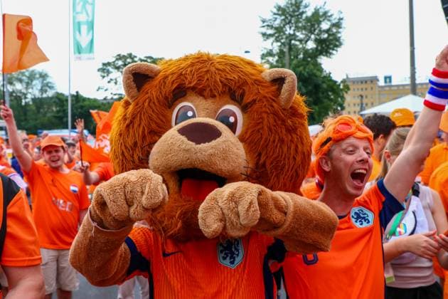 Leipzig Over 20,000 people Dutch fan march from the city center to the stadium 21 06 2024 from 4 pm Leipzig city area Photographer EHL Media Before the second European Championship match in Leipzig between France and the Netherlands, over 20,000 Dutch people formed a fan march between Leipzigs Wilhelm Leuschner Platz and the stadium The atmosphere remained peaceful but exuberant At 9 pm the match begins The police are on duty with around 2,000 police officers from Saxony, other federal states as well as from France and the Netherlands Some pyrotechnics were registered Leipzig Saxony Germany Copyright: xEHLxMedia BjörnxStachx 240621_em-niederlande-frankreich-fanzug_7