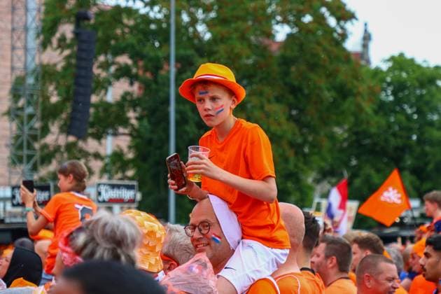 Leipzig Over 20,000 people Dutch fan march from the city center to the stadium 21 06 2024 from 4 pm Leipzig city area Photographer EHL Media Before the second European Championship match in Leipzig between France and the Netherlands, over 20,000 Dutch people formed a fan march between Leipzigs Wilhelm Leuschner Platz and the stadium The atmosphere remained peaceful but exuberant At 9 pm the match begins The police are on duty with around 2,000 police officers from Saxony, other federal states as well as from France and the Netherlands Some pyrotechnics were registered Leipzig Saxony Germany Copyright: xEHLxMedia BjörnxStachx 240621_em-niederlande-frankreich-fanzug_8