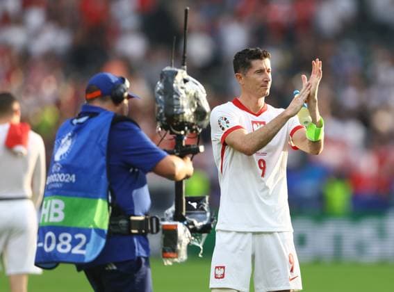 Robert Lewandowski of Poland claps the fans at full time Poland v Austria, UEFA European Championship, EM, Europameisterschaft 2024, Group D, Football, Olympiastadion, Berlin, Germany, 21 Jun 2024 EDITORIAL USE ONLY No use with unauthorised audio, video, data, fixture lists, club league logos or live services. Online in-match use limited to 120 images, no video emulation. No use in betting, games or single club league player publications. Copyright: xKieranxMcManus Shutterstockx 14543876bi