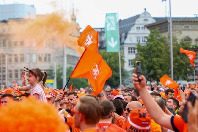 Leipzig Over 20,000 people Dutch fan march from the city center to the stadium 21 06 2024 from 4 pm Leipzig city area Photographer EHL Media Before the second European Championship match in Leipzig between France and the Netherlands, over 20,000 Dutch people formed a fan march between Leipzigs Wilhelm Leuschner Platz and the stadium The atmosphere remained peaceful but exuberant At 9 pm the match begins The police are on duty with around 2,000 police officers from Saxony, other federal states as well as from France and the Netherlands Some pyrotechnics were registered Leipzig Saxony Germany Copyright: xEHLxMedia BjörnxStachx 240621_em-niederlande-frankreich-fanzug_10