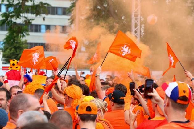 Leipzig Over 20,000 people Dutch fan march from the city center to the stadium 21 06 2024 from 4 pm Leipzig city area Photographer EHL Media Before the second European Championship match in Leipzig between France and the Netherlands, over 20,000 Dutch people formed a fan march between Leipzigs Wilhelm Leuschner Platz and the stadium The atmosphere remained peaceful but exuberant At 9 pm the match begins The police are on duty with around 2,000 police officers from Saxony, other federal states as well as from France and the Netherlands Some pyrotechnics were registered Leipzig Saxony Germany Copyright: xEHLxMedia BjörnxStachx 240621_em-niederlande-frankreich-fanzug_11