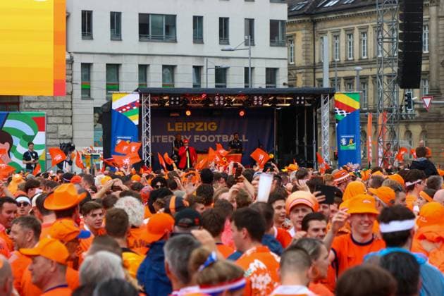 Leipzig Over 20,000 people Dutch fan march from the city center to the stadium 21 06 2024 from 4 pm Leipzig city area Photographer EHL Media Before the second European Championship match in Leipzig between France and the Netherlands, over 20,000 Dutch people formed a fan march between Leipzigs Wilhelm Leuschner Platz and the stadium The atmosphere remained peaceful but exuberant At 9 pm the match begins The police are on duty with around 2,000 police officers from Saxony, other federal states as well as from France and the Netherlands Some pyrotechnics were registered Leipzig Saxony Germany Copyright: xEHLxMedia BjörnxStachx 240621_em-niederlande-frankreich-fanzug_12