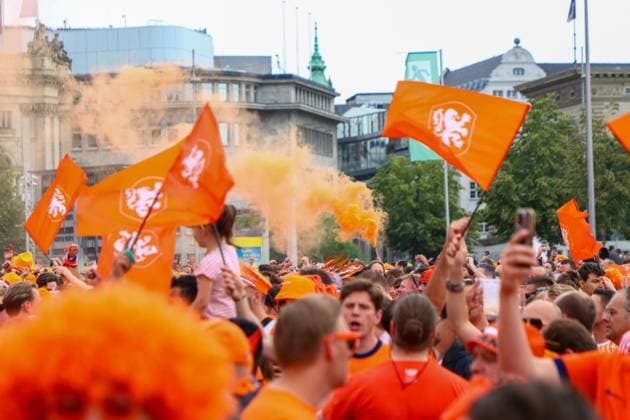Leipzig Over 20,000 people Dutch fan march from the city center to the stadium 21 06 2024 from 4 pm Leipzig city area Photographer EHL Media Before the second European Championship match in Leipzig between France and the Netherlands, over 20,000 Dutch people formed a fan march between Leipzigs Wilhelm Leuschner Platz and the stadium The atmosphere remained peaceful but exuberant At 9 pm the match begins The police are on duty with around 2,000 police officers from Saxony, other federal states as well as from France and the Netherlands Some pyrotechnics were registered Leipzig Saxony Germany Copyright: xEHLxMedia BjörnxStachx 240621_em-niederlande-frankreich-fanzug_9