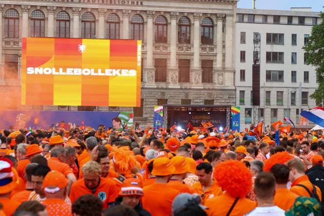 Leipzig Over 20,000 people Dutch fan march from the city center to the stadium 21 06 2024 from 4 pm Leipzig city area Photographer EHL Media Before the second European Championship match in Leipzig between France and the Netherlands, over 20,000 Dutch people formed a fan march between Leipzigs Wilhelm Leuschner Platz and the stadium The atmosphere remained peaceful but exuberant At 9 pm the match begins The police are on duty with around 2,000 police officers from Saxony, other federal states as well as from France and the Netherlands Some pyrotechnics were registered Leipzig Saxony Germany Copyright: xEHLxMedia BjörnxStachx 240621_em-niederlande-frankreich-fanzug_13